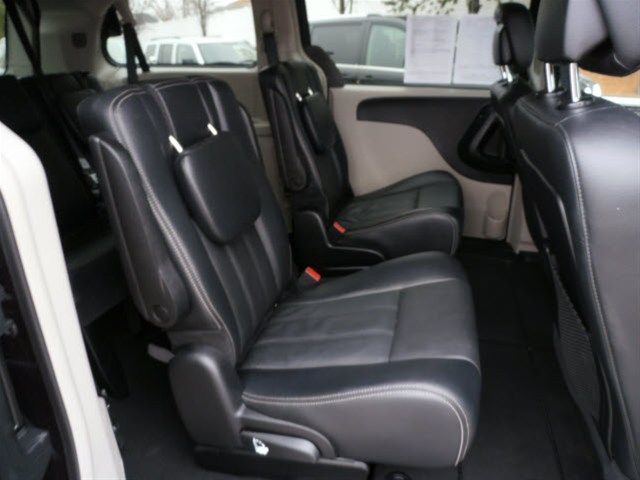 Chrysler Town and Country 2012 photo 1