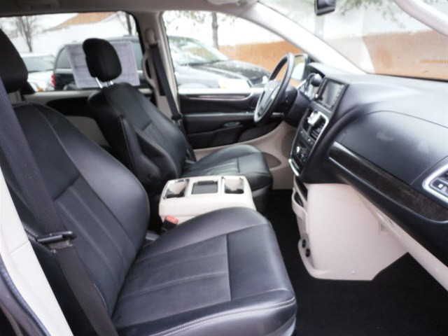 Chrysler Town and Country 2012 photo 2