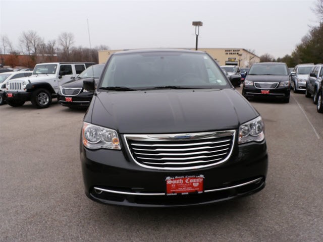 Chrysler Town and Country 2012 photo 3