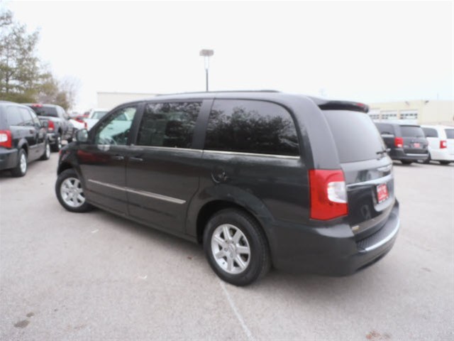 Chrysler Town and Country 2012 photo 5