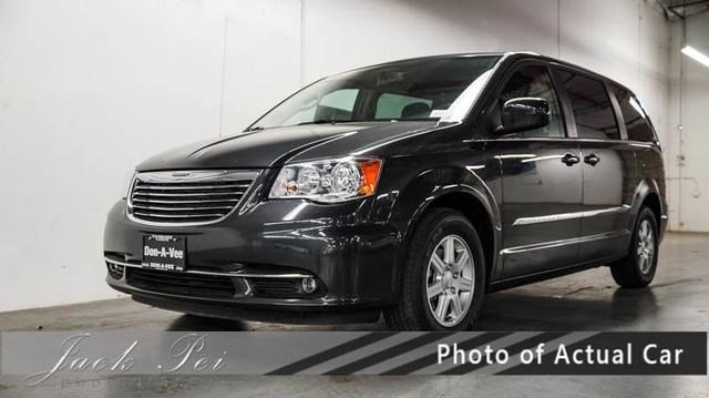 Chrysler Town and Country 2012 photo 2