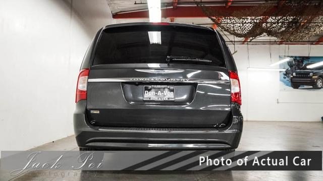 Chrysler Town and Country 2012 photo 4