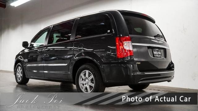 Chrysler Town and Country 2012 photo 5