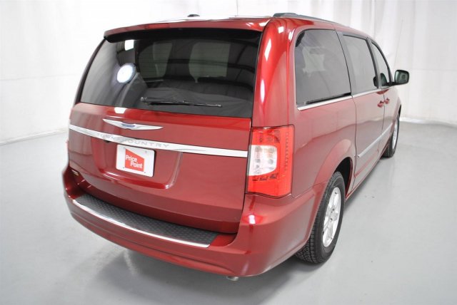 Chrysler Town and Country 2012 photo 2