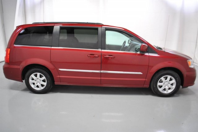 Chrysler Town and Country 2012 photo 3