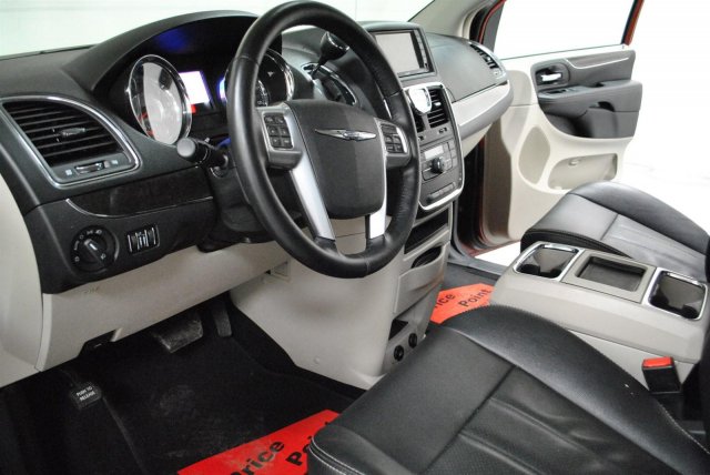 Chrysler Town and Country 2012 photo 5