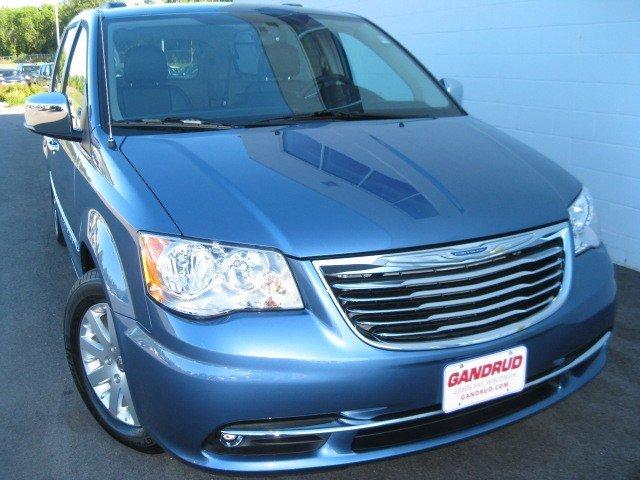 Chrysler Town and Country 2012 photo 1