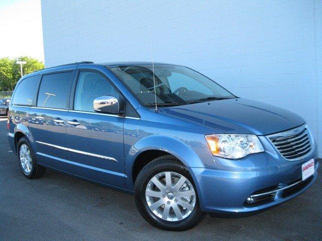 Chrysler Town and Country 2012 photo 2