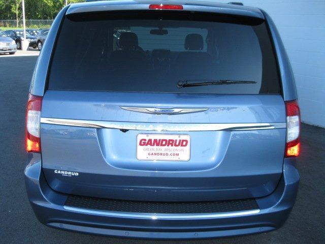 Chrysler Town and Country 2012 photo 3