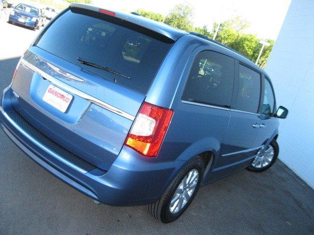 Chrysler Town and Country 2012 photo 4
