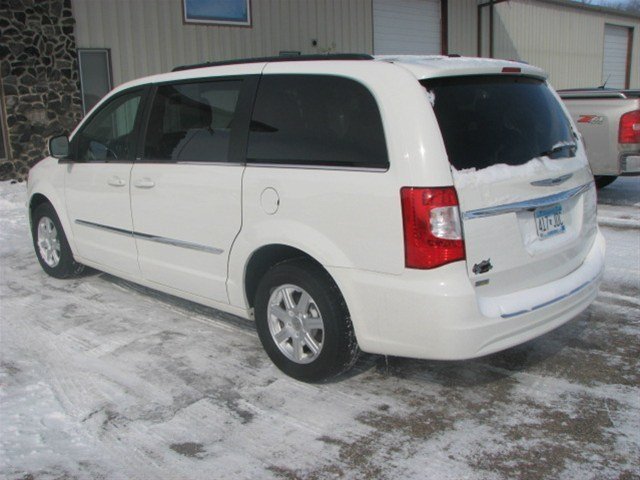 Chrysler Town and Country 2012 photo 2