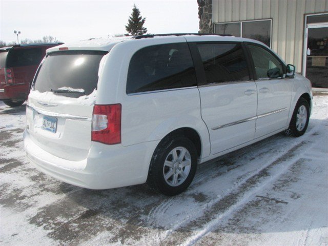 Chrysler Town and Country 2012 photo 3