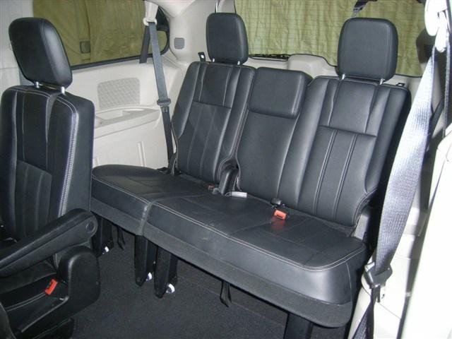 Chrysler Town and Country 2012 photo 1