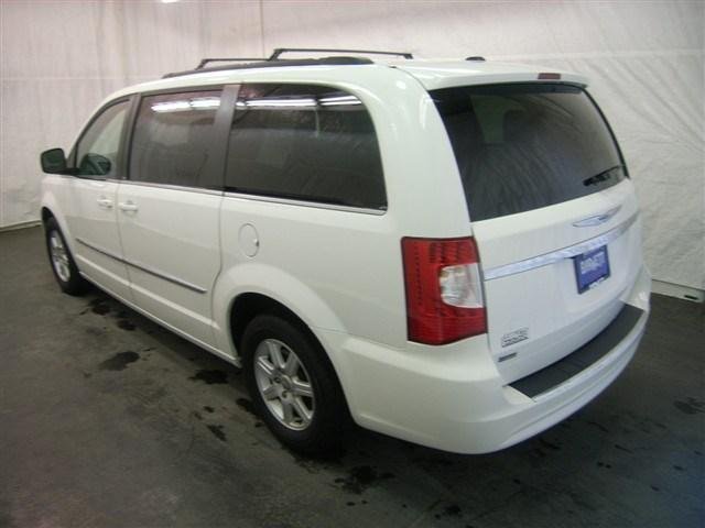 Chrysler Town and Country 2012 photo 2