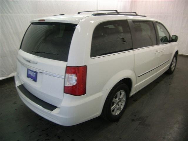 Chrysler Town and Country 2012 photo 3