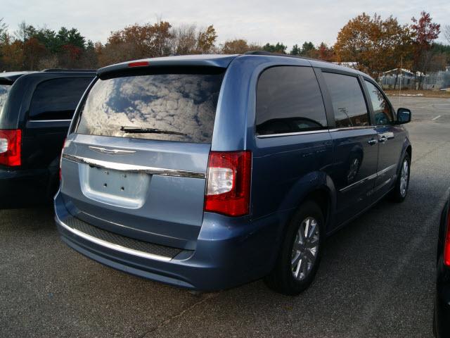 Chrysler Town and Country 2012 photo 1