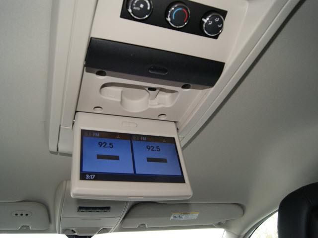 Chrysler Town and Country 2012 photo 2