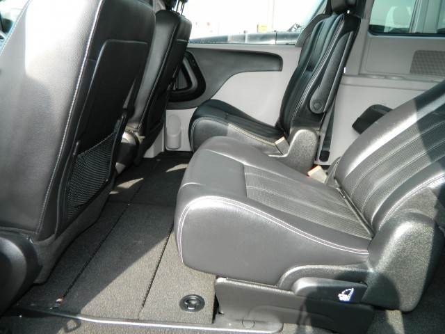 Chrysler Town and Country 2012 photo 2