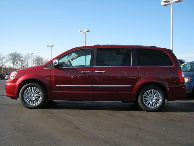 Chrysler Town and Country 2012 photo 1