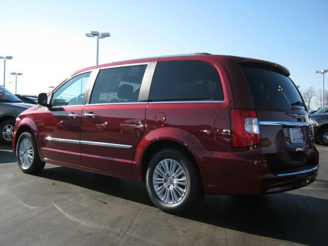Chrysler Town and Country 2012 photo 2