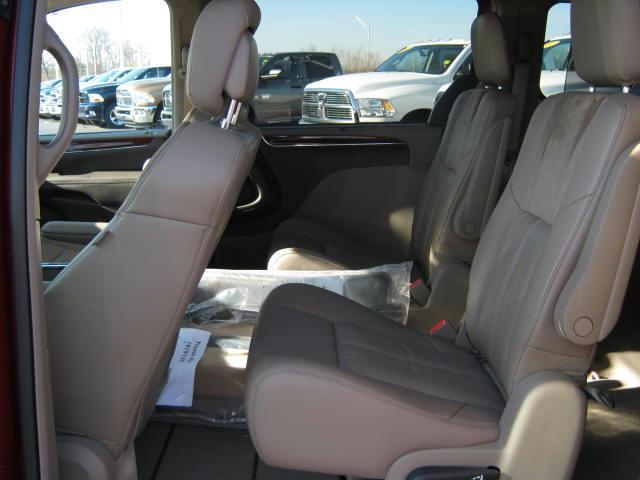 Chrysler Town and Country 2012 photo 3