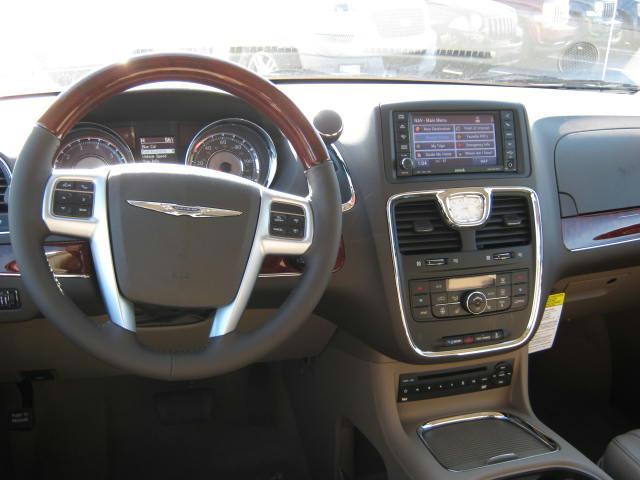 Chrysler Town and Country 2012 photo 4