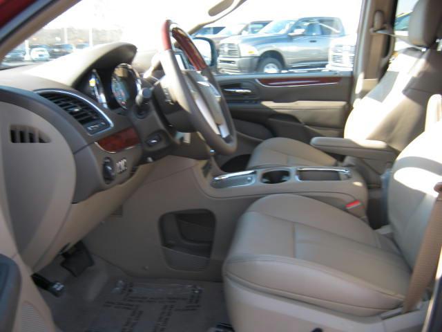 Chrysler Town and Country 2012 photo 5