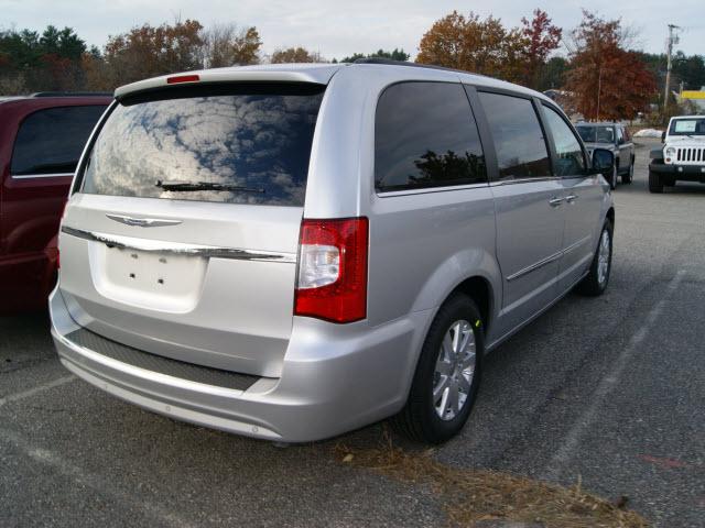 Chrysler Town and Country 2012 photo 1