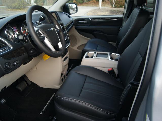 Chrysler Town and Country 2012 photo 2