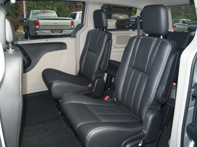 Chrysler Town and Country 2012 photo 3