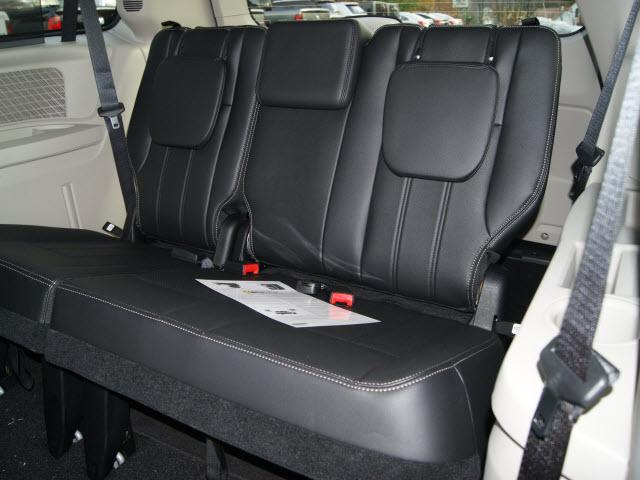 Chrysler Town and Country 2012 photo 4