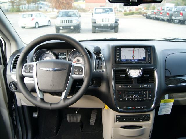 Chrysler Town and Country 2012 photo 5