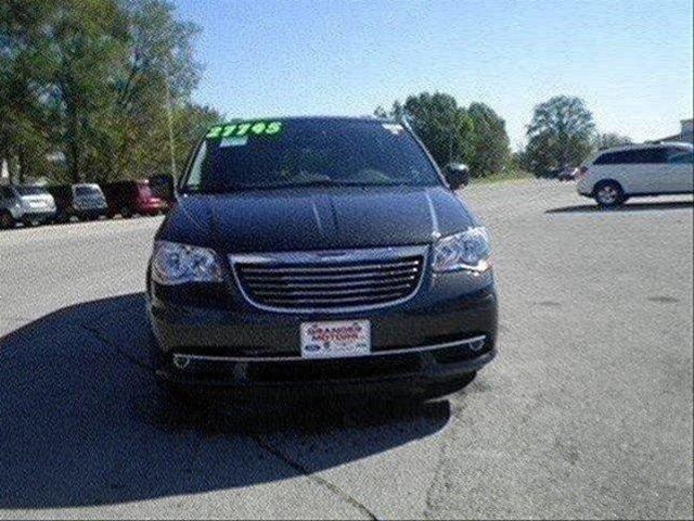 Chrysler Town and Country 2012 photo 3