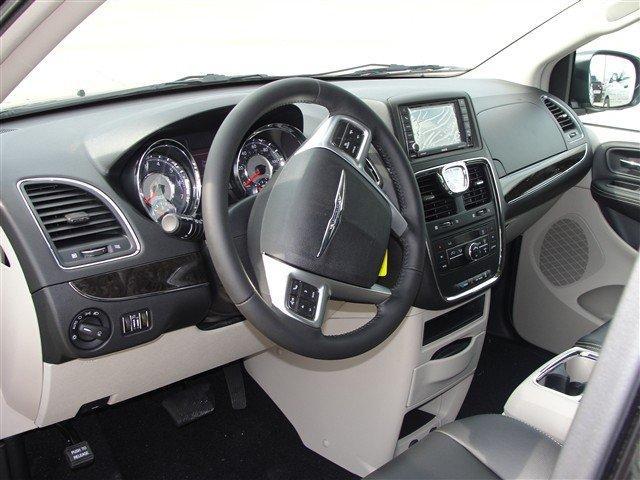 Chrysler Town and Country 2012 photo 2