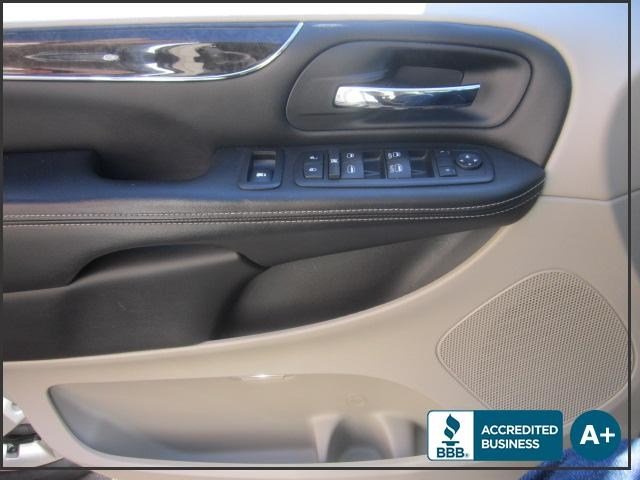 Chrysler Town and Country 2012 photo 1