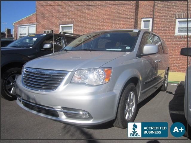 Chrysler Town and Country 2012 photo 2