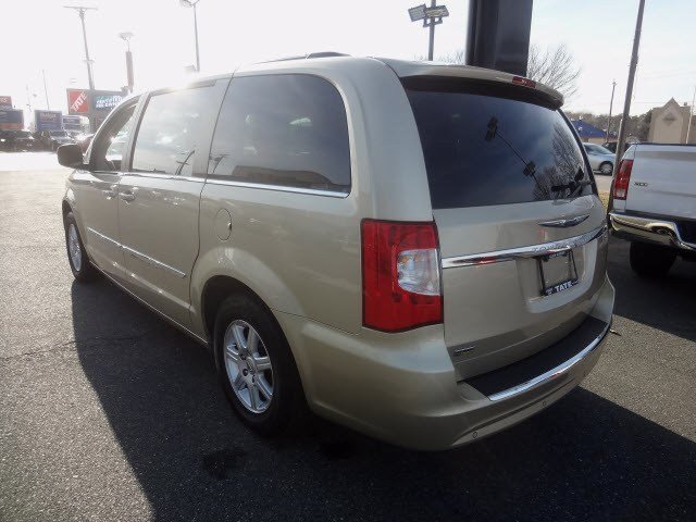 Chrysler Town and Country 2012 photo 2