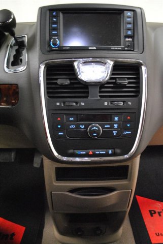 Chrysler Town and Country 2012 photo 2