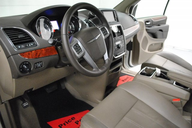 Chrysler Town and Country 2012 photo 3