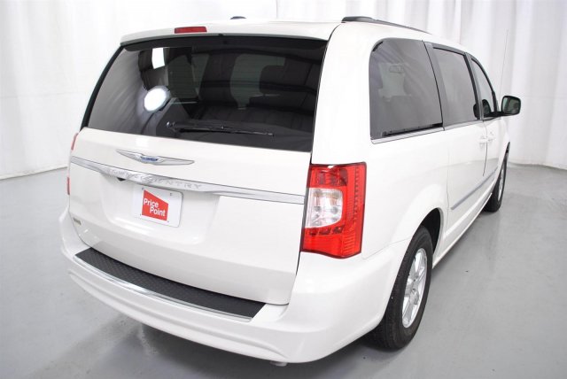 Chrysler Town and Country 2012 photo 5