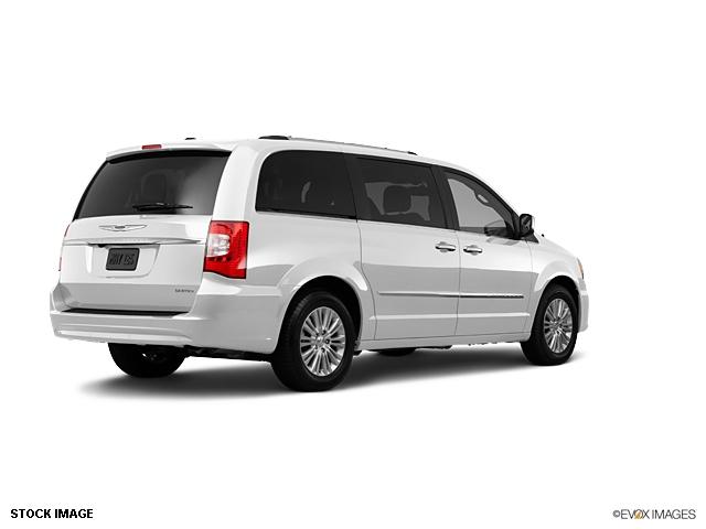 Chrysler Town and Country 2012 photo 1