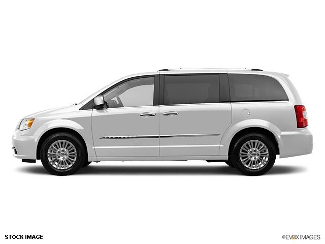 Chrysler Town and Country 2012 photo 2