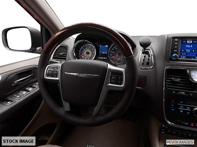 Chrysler Town and Country 2012 photo 3