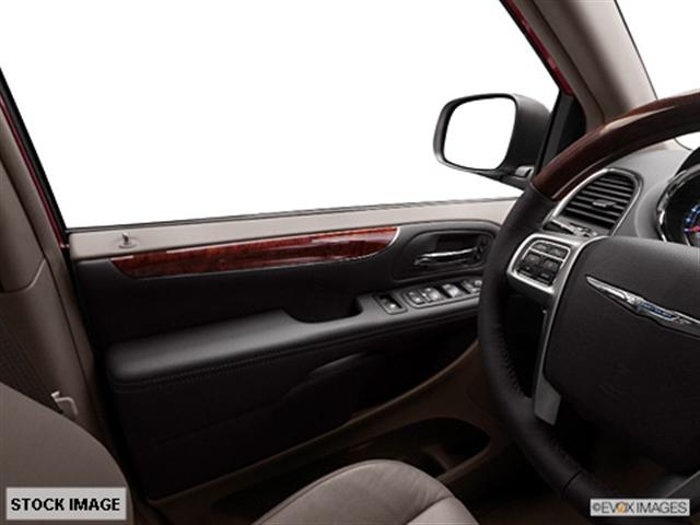 Chrysler Town and Country 2012 photo 4