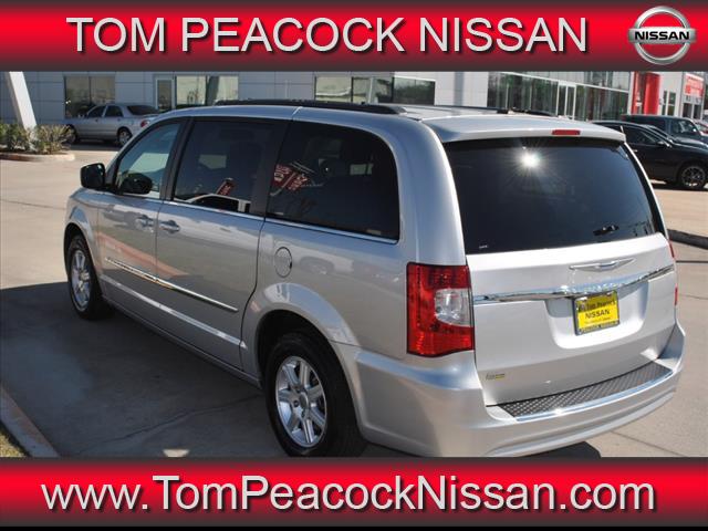 Chrysler Town and Country 2012 photo 1