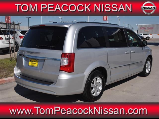 Chrysler Town and Country 2012 photo 2