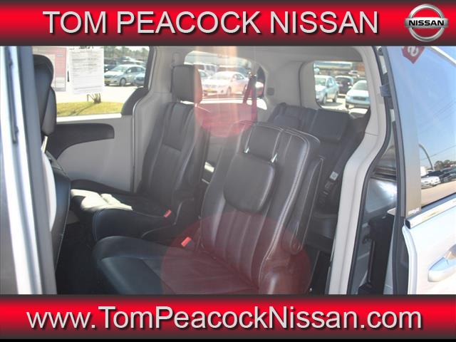 Chrysler Town and Country 2012 photo 3