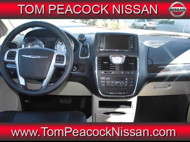 Chrysler Town and Country 2012 photo 4