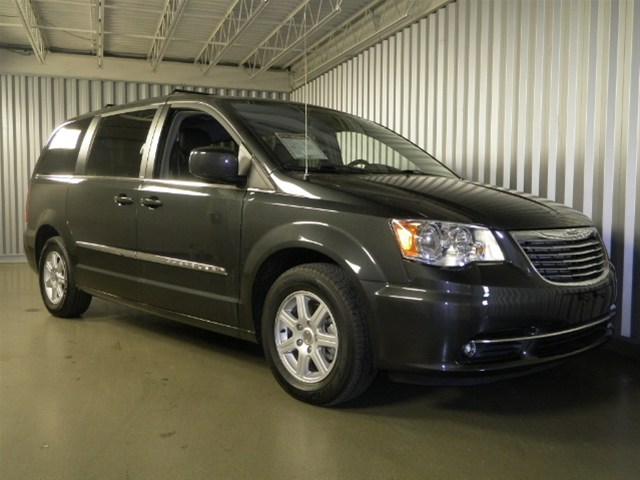 Chrysler Town and Country 2012 photo 1