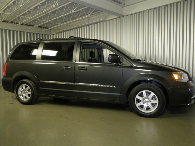 Chrysler Town and Country 2012 photo 2